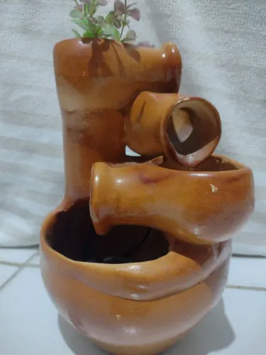 Jarro com bomba de água para sei cantinho zen na casa