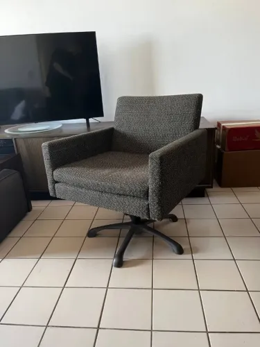 Par de Poltronas Giratórias Estofadas com Base Estrela
