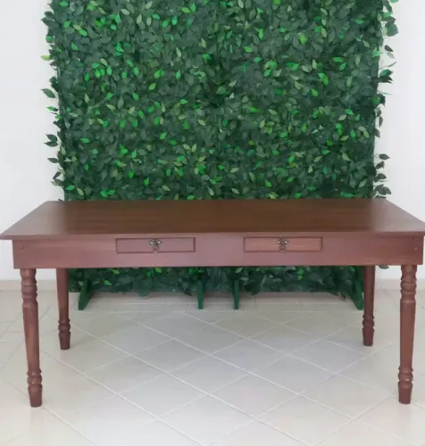 Mesa rustica em pátina de mdf com pés torneados para decoração de festas.