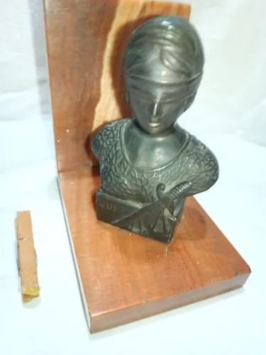Busto Escultura Deusa da Justiça metal e granito 