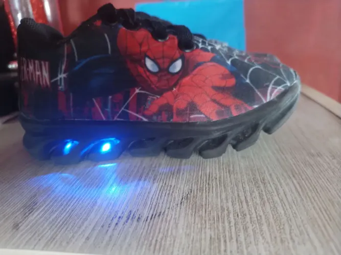 Tênis led homem-aranha 