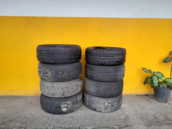 Pneus Pirelli 235/55/17 e 235/45/17 usados em Bom estado.