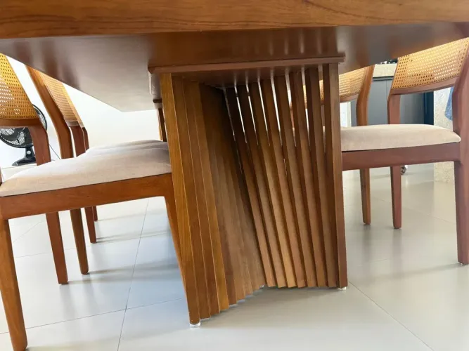 Mesa com 8 cadeiras acento em linho e detalhe no encosto palha indiana.
