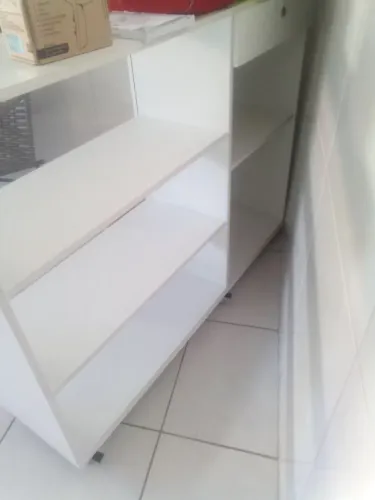 Balcão com 4 manequins