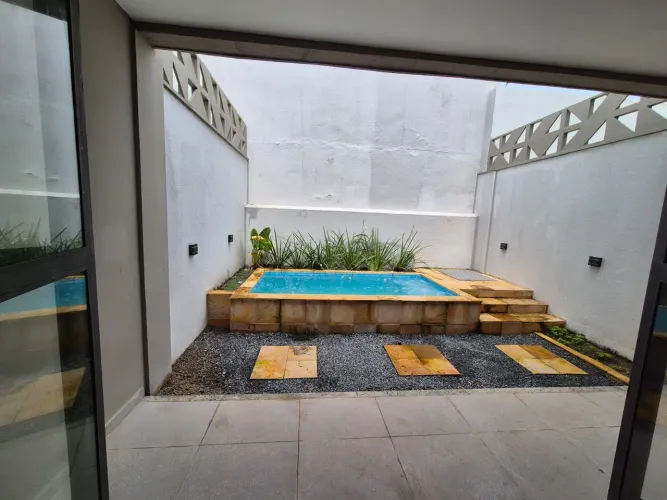 Alugo Casa 3/4 com piscina