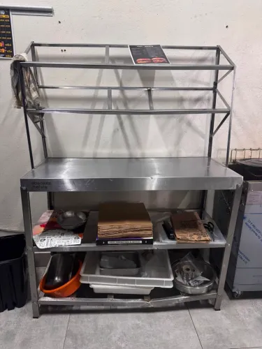Mesa com condimentadeira