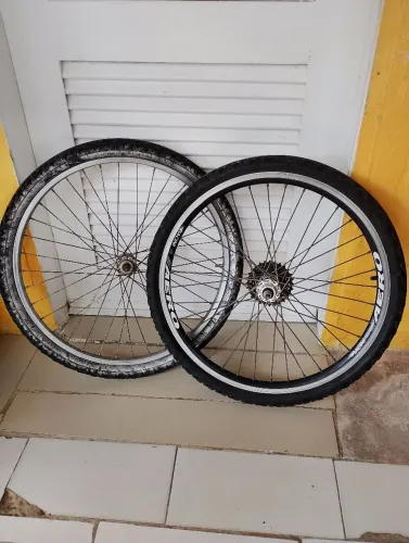 Rodagens de Bicicleta Aro 24 ( com pneus e câmera de ar )
