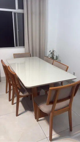 Mesa com 6 cadeiras e tampo de vidro