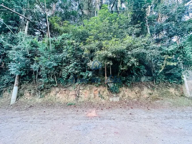 Terreno em condomínio à venda em Embu Colonial, na cidade de Embu das Artes-SP.