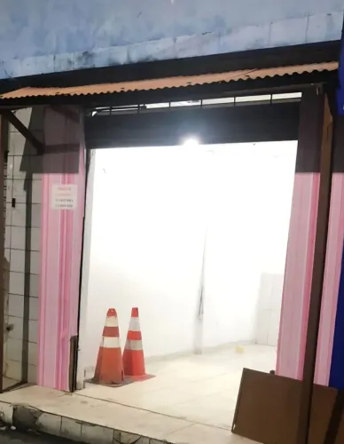 Aluga-se um ponto comercial.