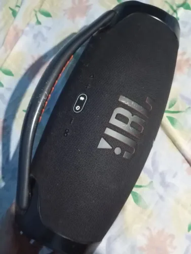 JBL bombox semi nova. Em ótima conservação. Acompanha carregador 