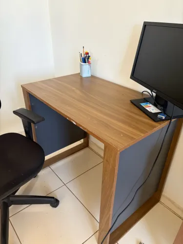 Mesa e Cadeira de escritório.