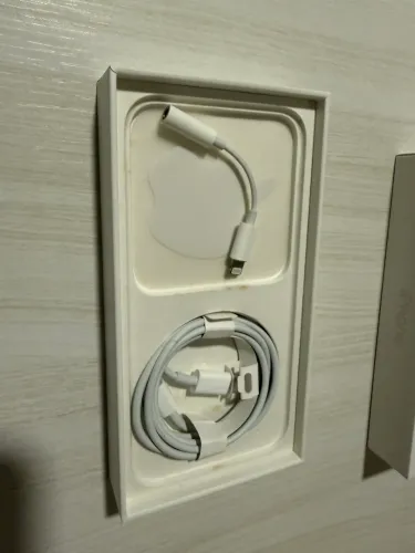 Cabo de carregador, adaptador de fone de ouvido e caixa do IPhone 14