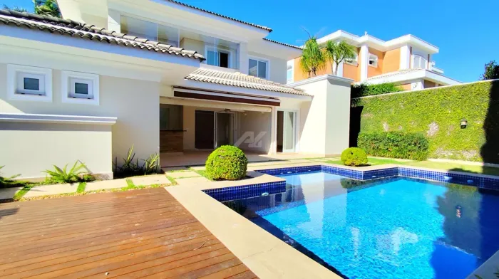 Casa à venda no Ville Sainte Hélène | 4 Suítes | 420 m² | Piscina Aquecida | Acabamento Pr