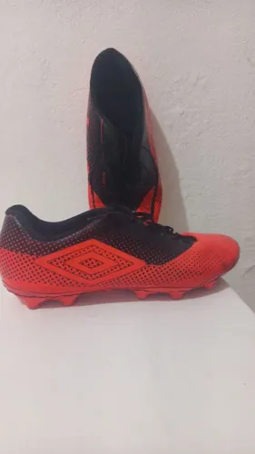Chuteira umbro de campo 