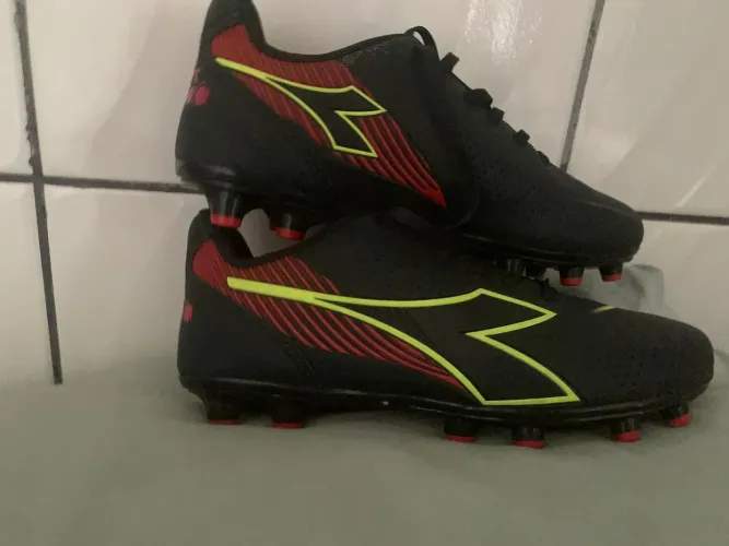 Chuteira campo/Futebol Masculina Preta e Vermelha