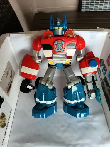 Boneco optimus prime transformes com som e luzes