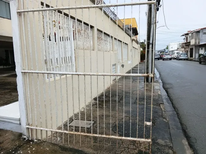 Portões de ferro bruto