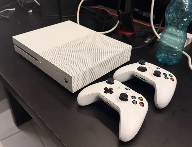 Xbox one s 1TB com 2 controles