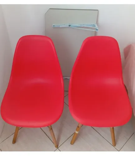 MESA DE CANTO DOBRÁVEL COM 2 CADEIRAS PÉ DE PALITO 