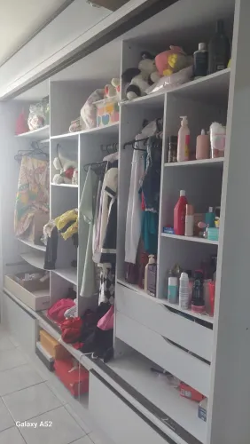 Guarda roupa com 3 portas de correr 1 delas com espelho