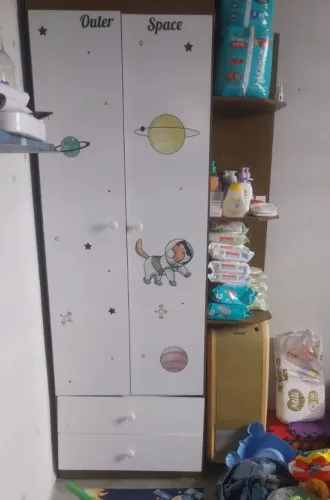 Guarda roupa e cama montessoriana 