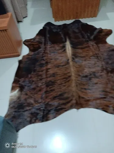 VENDO TAPETE DE COURO NOVO SEM USO TROUXE DE GRAMADO