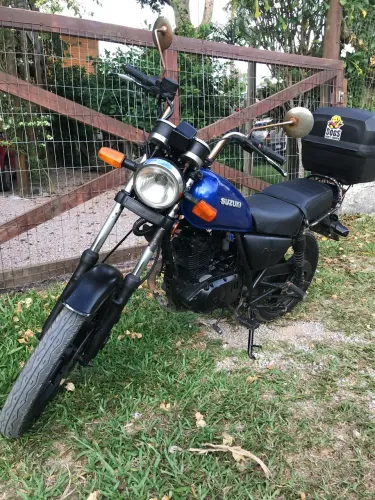 Suzuki Intruder 125 com baú Proos