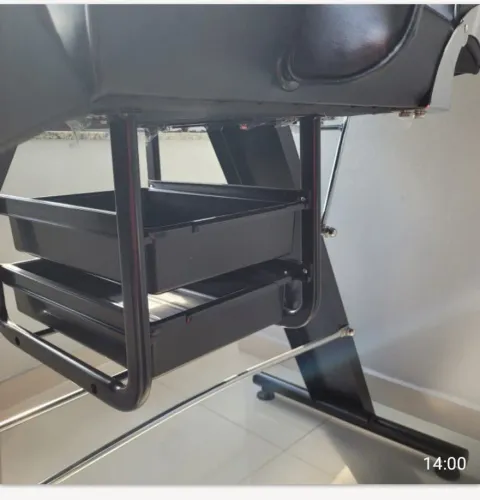 Vendo cadeira de estética com mocho, em ótimo estado. Para retirada combinar no privado.