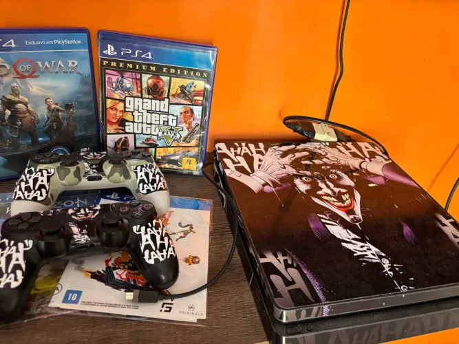 Ps4 1TB 2 controles e jogos