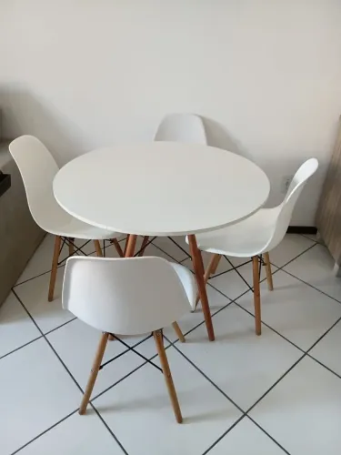 Mesa com 4 cadeiras brancas