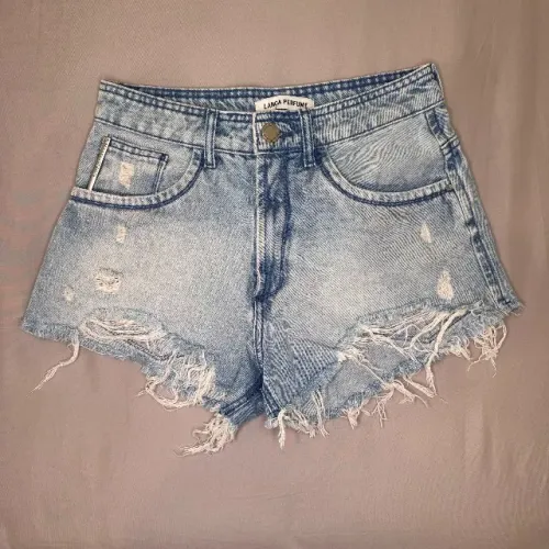 Short jeans lança perfume 