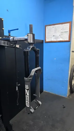 Suspensão Rockshox ZEB Select 170mm