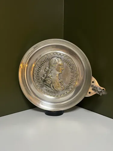 Catavinos em metal prateado com efígie do Rei Carlos IV. 