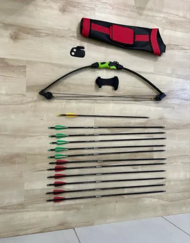 Arco e flecha com 12 flechas, aljava, protetor de dedo/antebraço
