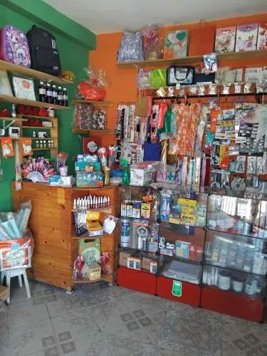 Vendo toda mercadoria de armarinho com 2 balcões.