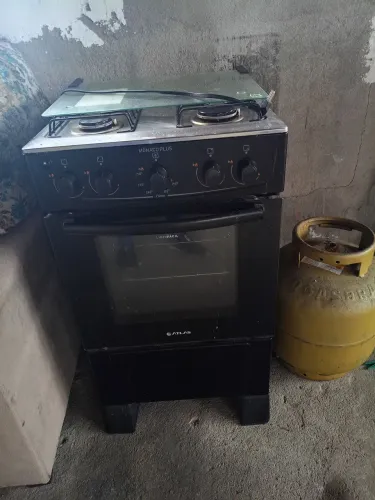 Fogão semi novo e geladeira antiga