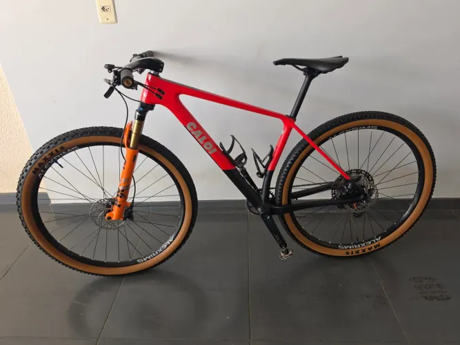 Bicicleta de Carbono Caloi Elite Sport 29 - Suspensão Fox Kashima