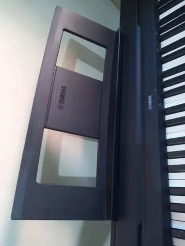 Piano digital Yamaha P45B, 88 teclas + pedal de sustain + fonte + estante