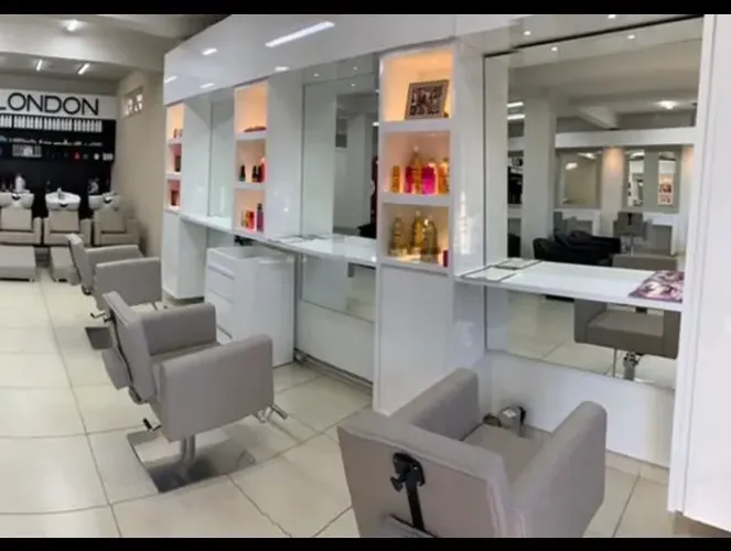 Vendo Móvel planejado Salao de beleza mdf laqueado branco com espelhos