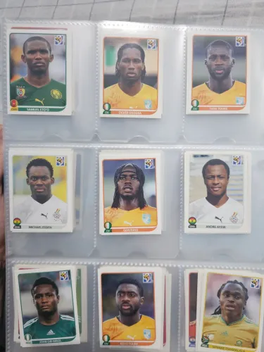 Figurinhas de craques do continente africano da copa de 2010. (Figurinha do Eto'o, Drogba)