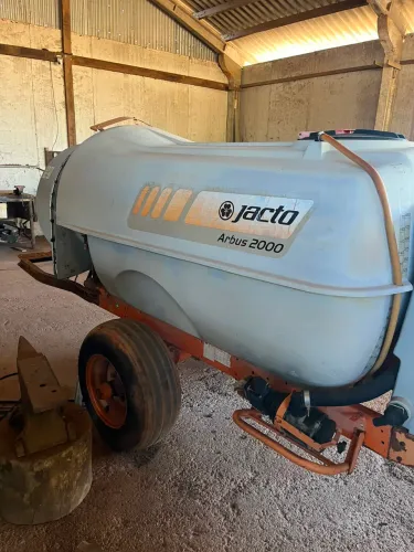 PULVERIZADOR JACTO ARBUS 2000