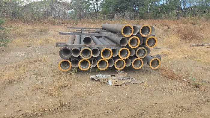 Tubos de ferro e concreto