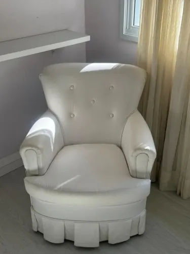 Poltrona couro sintético - cor branco 