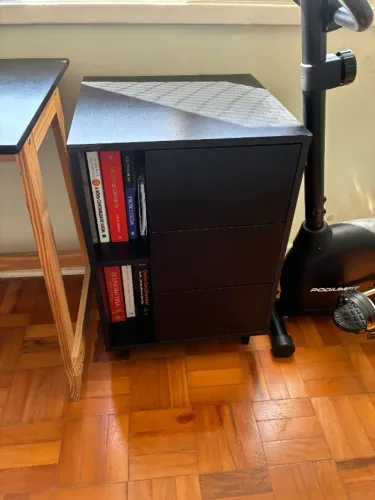 Gaveteiro com nicho para livros