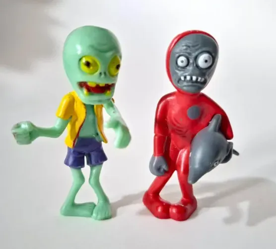 Kit 2 Bonecos Plants Vs Zombies - Zumbi de Praia e Golfinho 7cm