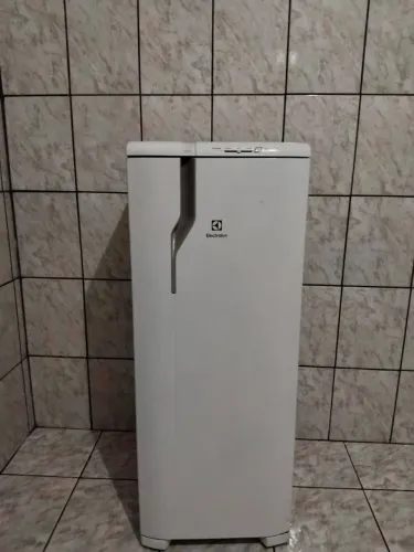 Geladeira Electrolux Degelo Prático RE31 com Controle de Temperatura 240L - Branca