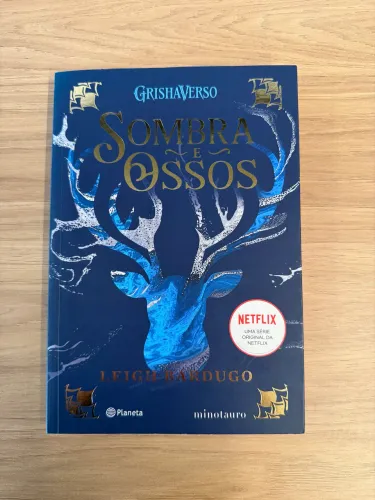 Livro Sombra e Ossos - Leigh Bardugo | Grishaverso