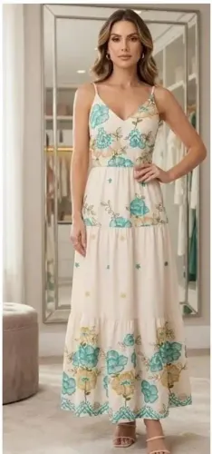Vestido longo alcinha possui bojo