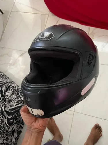 Vendo 2 capacetes por apenas R$ 100 os dois juntos! ?